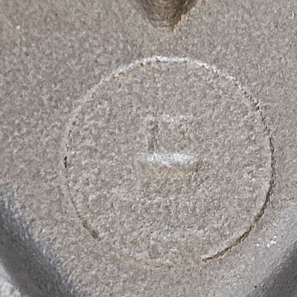 Vintage John Wright Cast Iron Heart-Shaped Baking Pan Mold With Handles - Picture 4 of 4